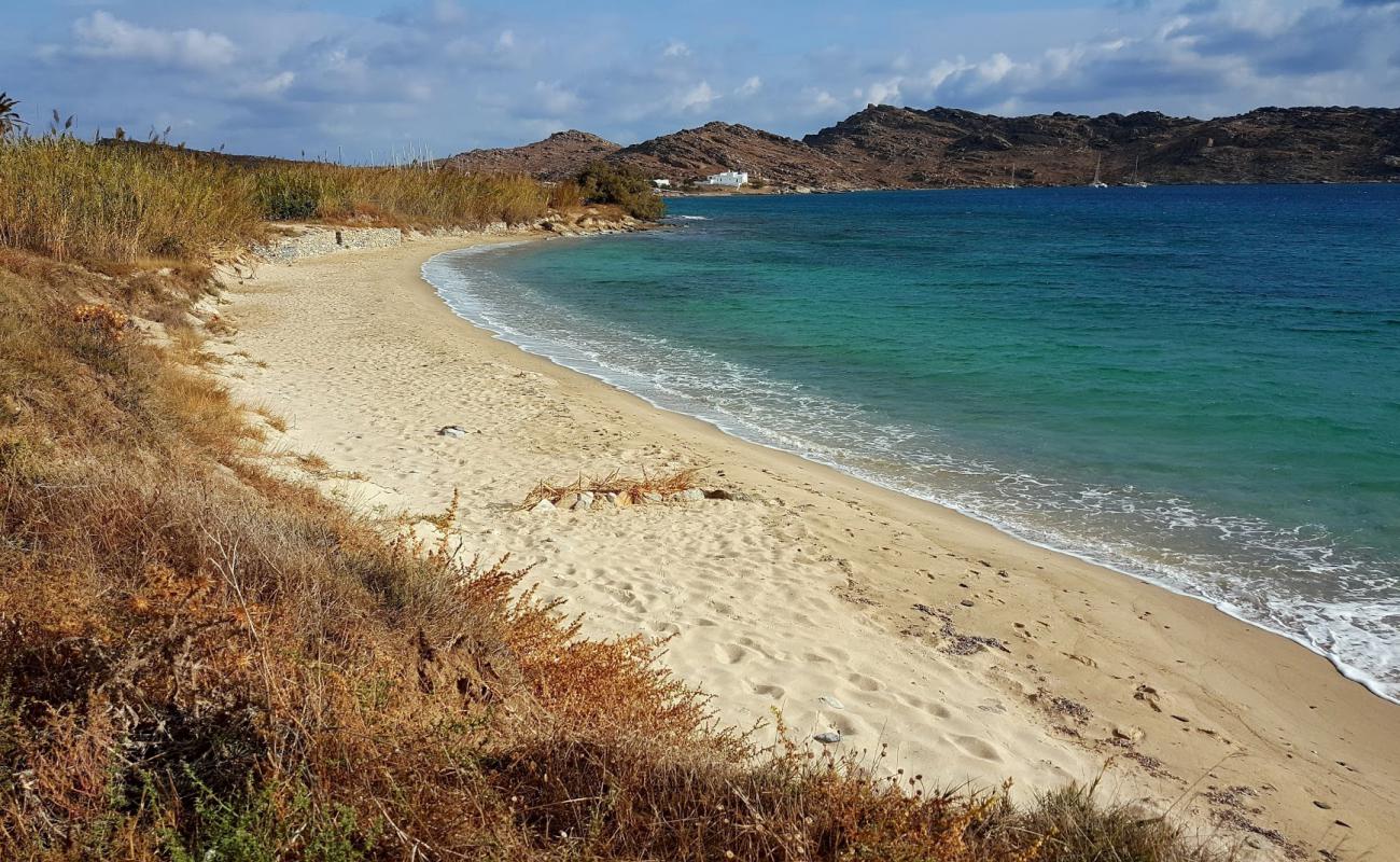 Фото Kalamia beach с светлый песок поверхностью