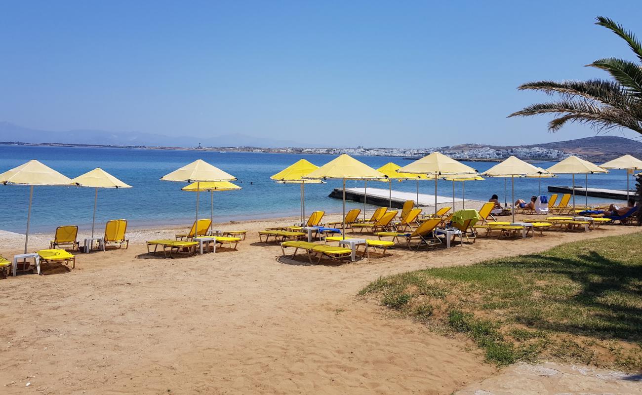 Фото Porto Paros beach с золотистый песок поверхностью