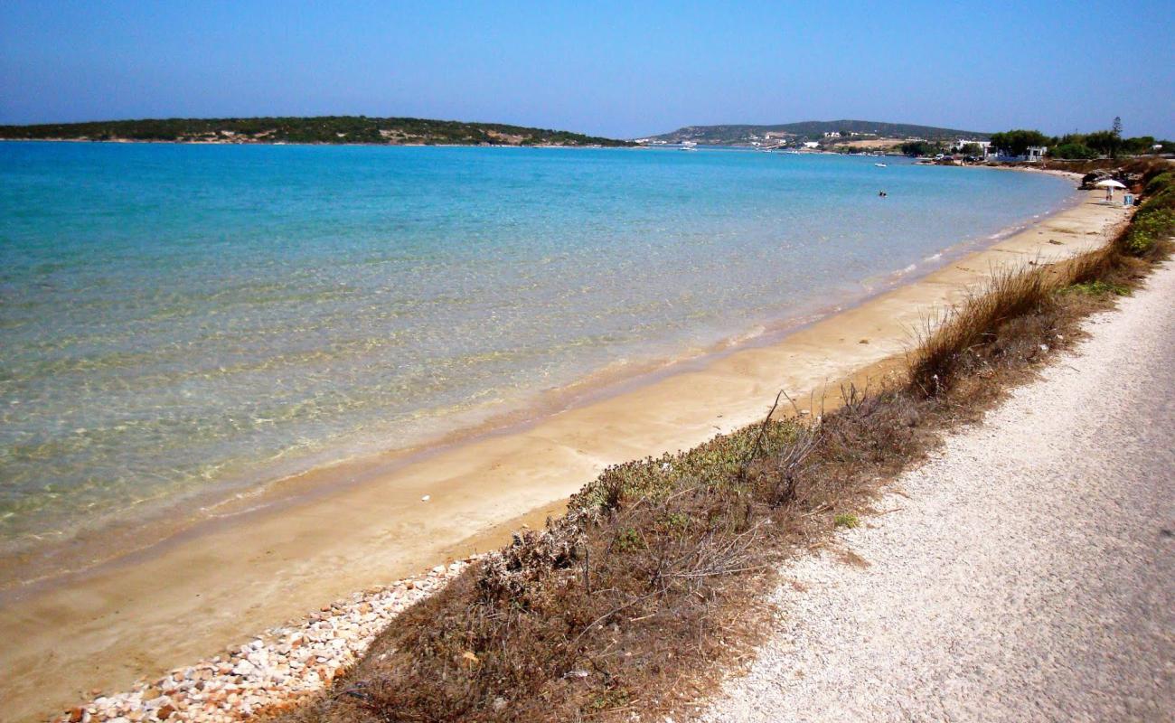 Фото Plage Siparos с темный песок поверхностью