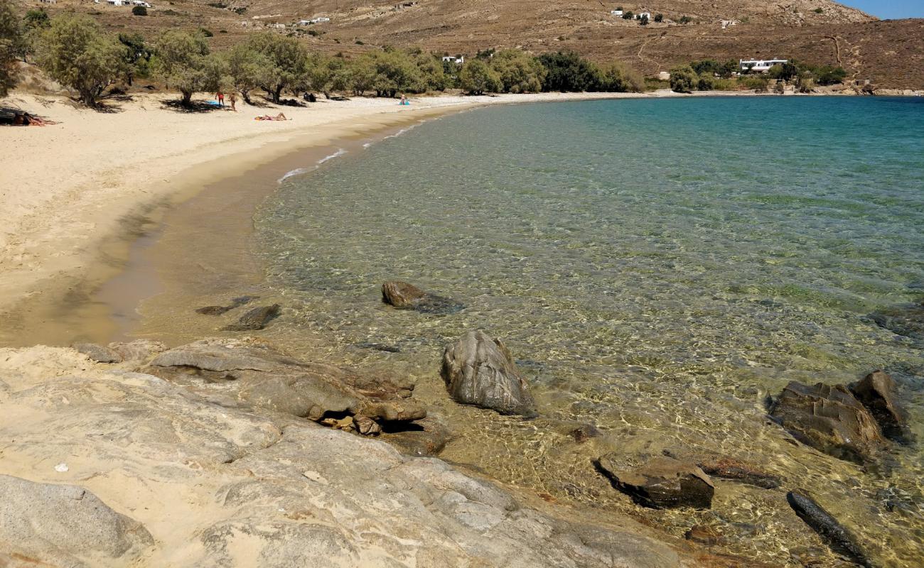 Фото Agios Ioannis beach с темный песок поверхностью