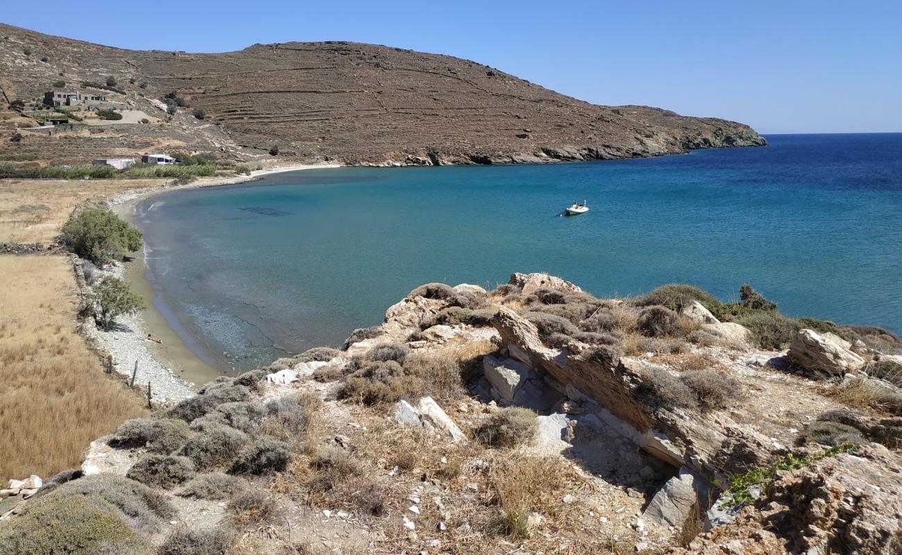 Фото Agios Petros beach с песок с галькой поверхностью