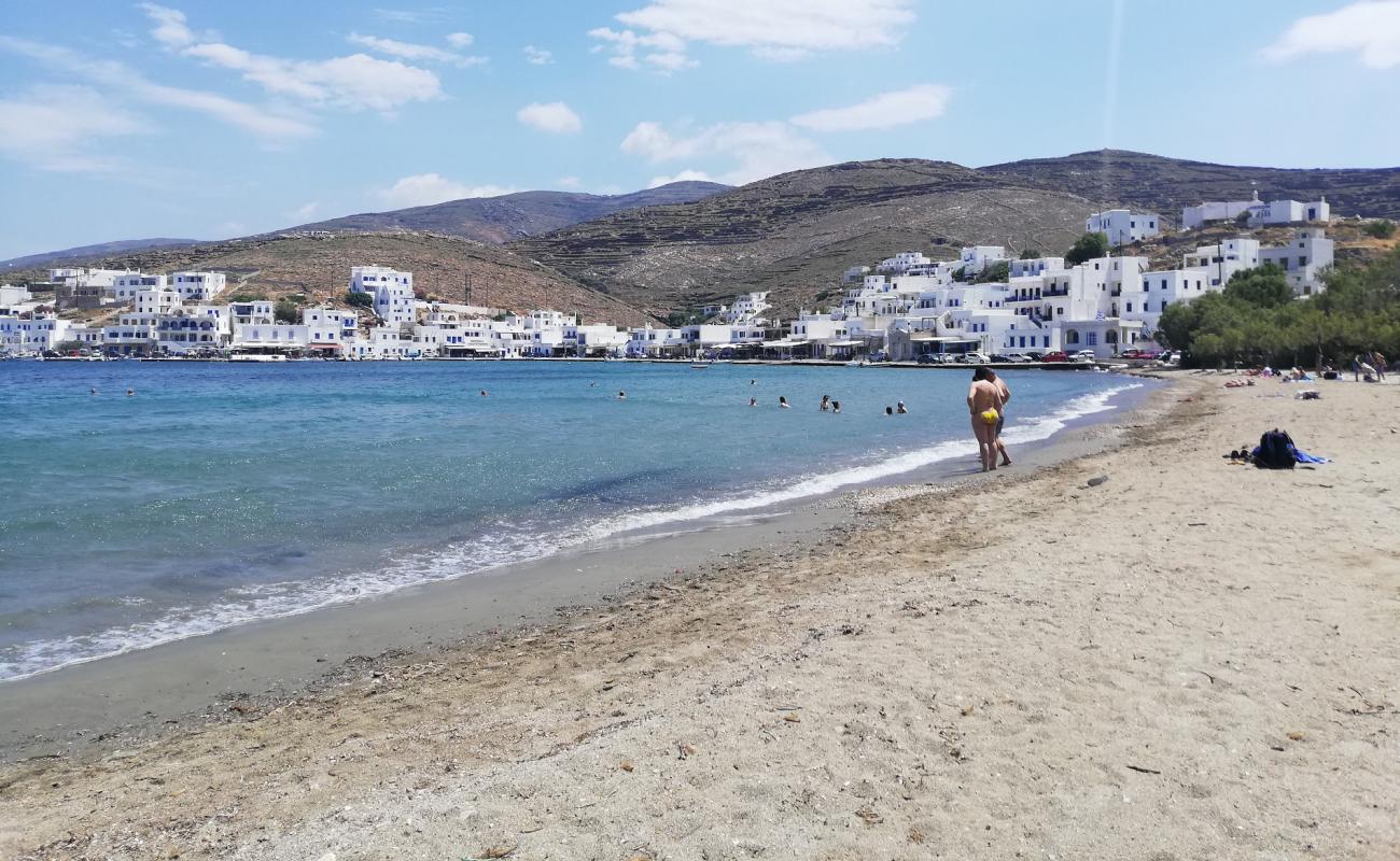 Фото Panormos beach с светлый песок поверхностью