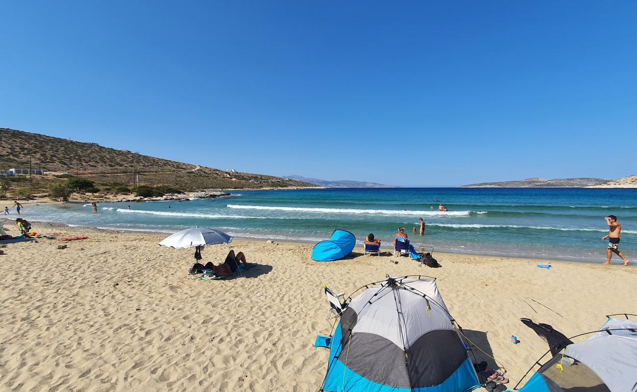 Фото Livadi beach с светлый песок поверхностью