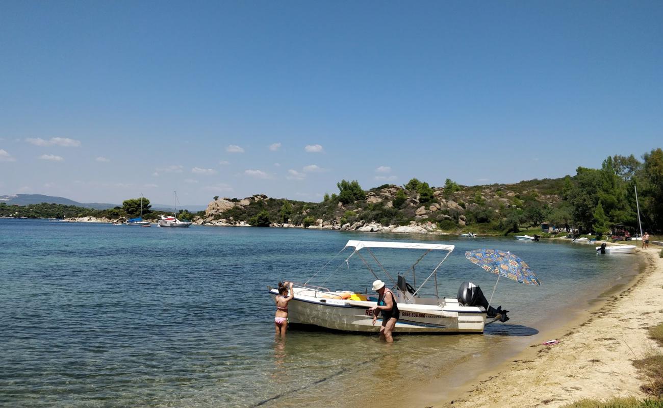 Фото Diaporos beach III с светлый песок поверхностью