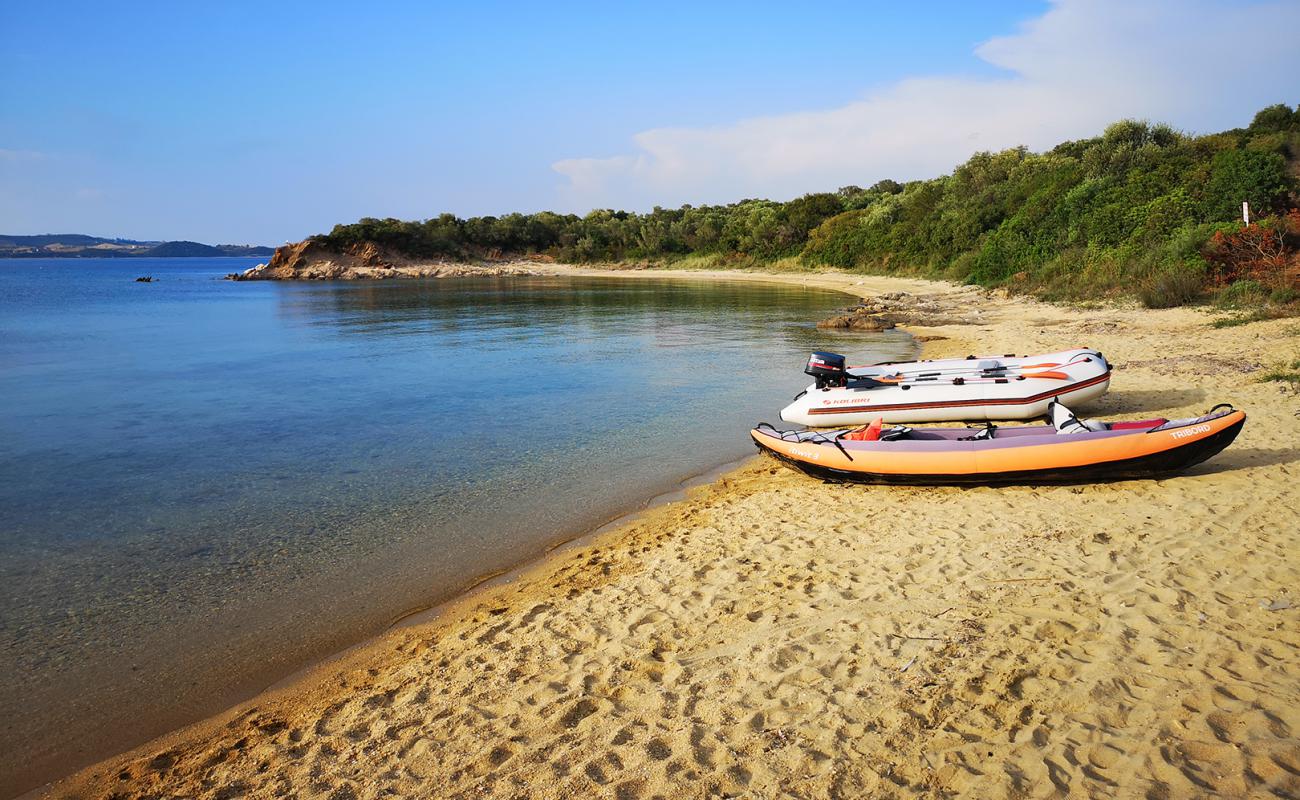 Фото Tratovoli beach с светлый песок поверхностью