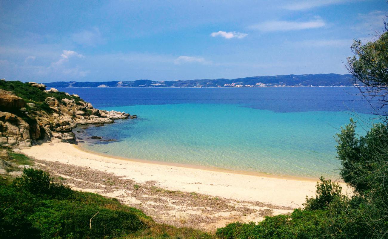 Фото Agios Georgios beach с светлый песок поверхностью