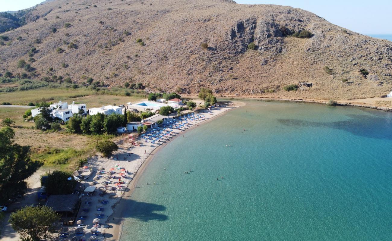 Фото Kalyvaki beach с золотистый песок поверхностью