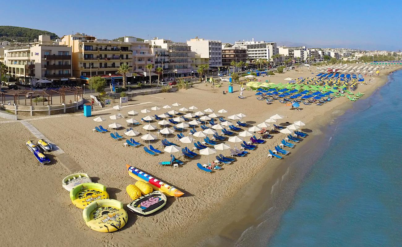 Фото Rethymnon beach с темный песок поверхностью