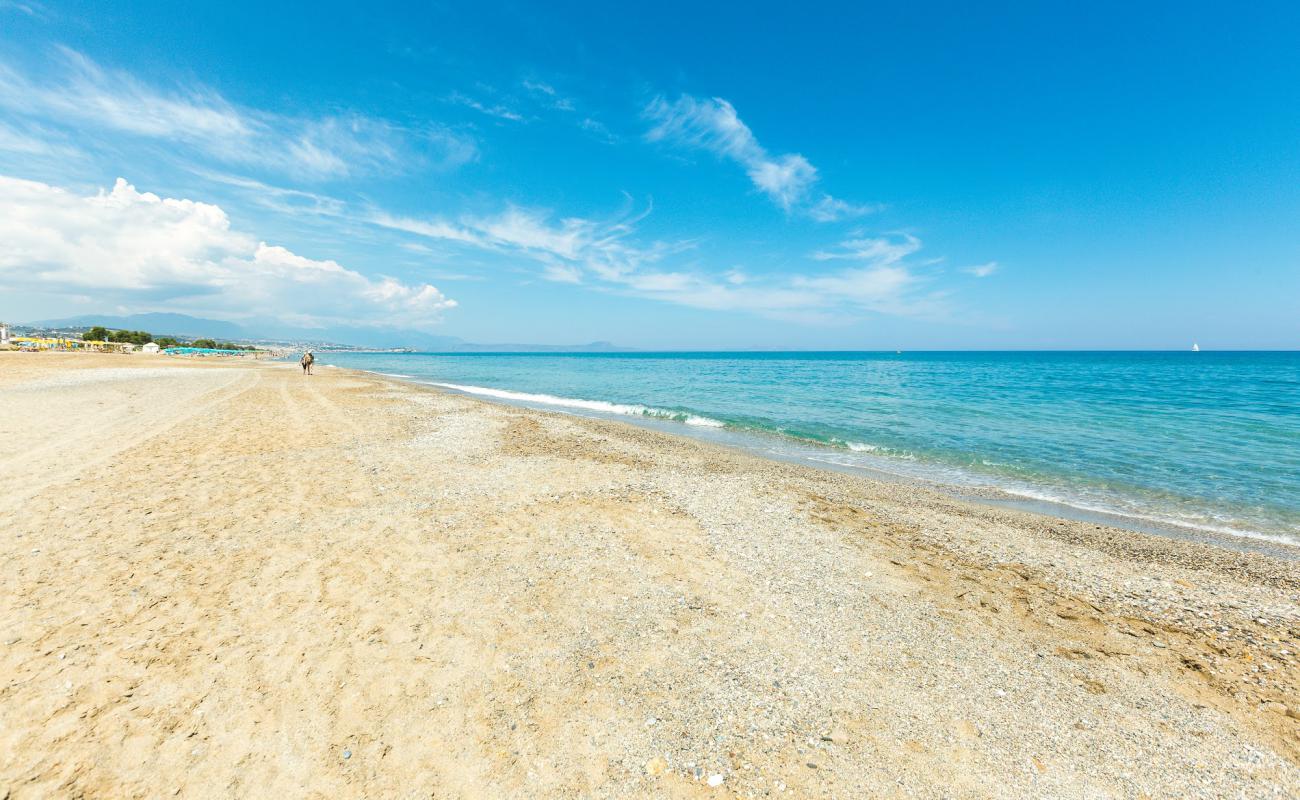 Фото Beach Adelianos Kampos с темный песок поверхностью