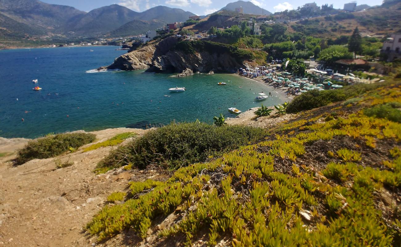 Фото Karavostasi Beach с светлый песок поверхностью