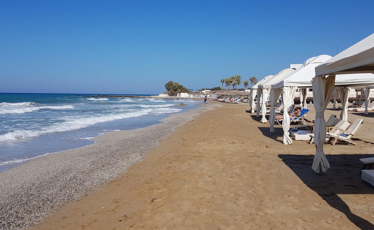 Фото Agios Pelagia beach с темный песок поверхностью