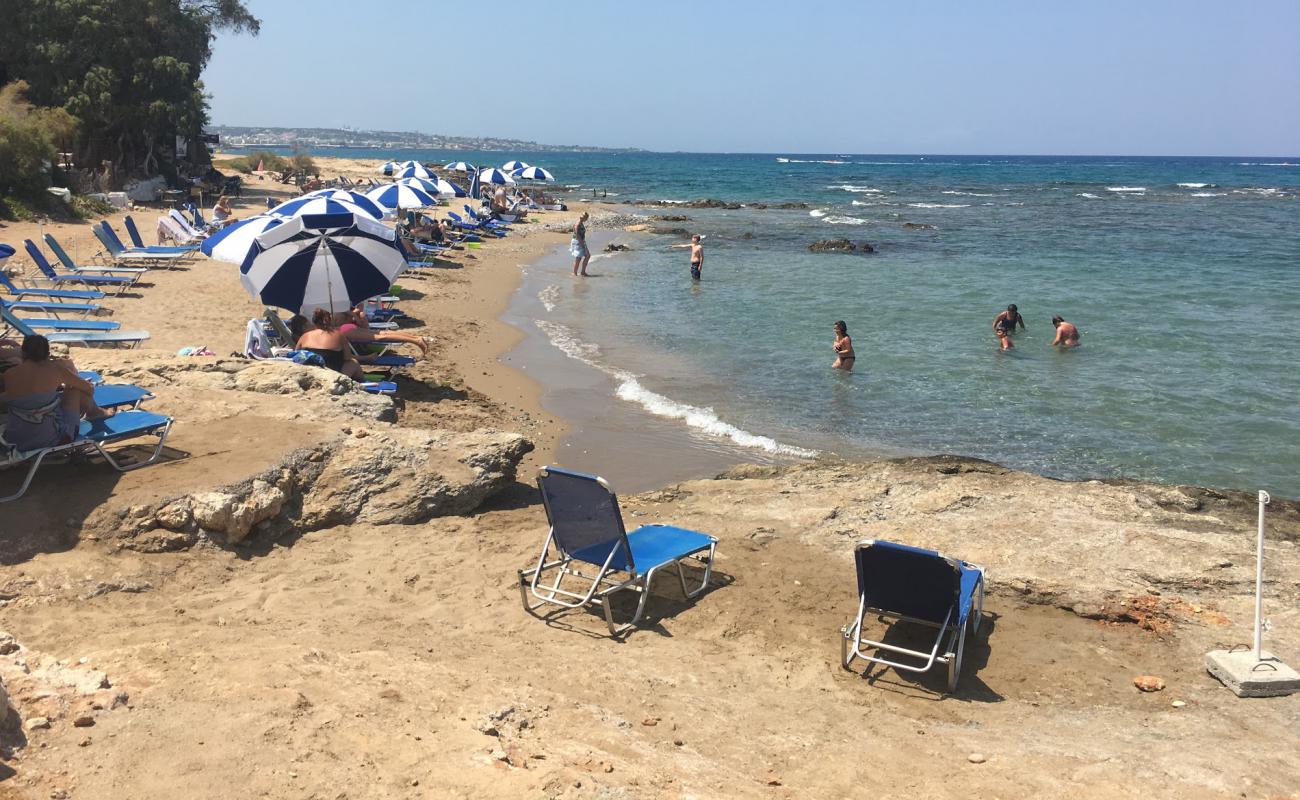 Фото Iliostasis beach с темный песок поверхностью