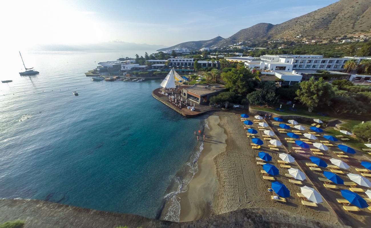 Фото Elounda Bay с золотистый песок поверхностью