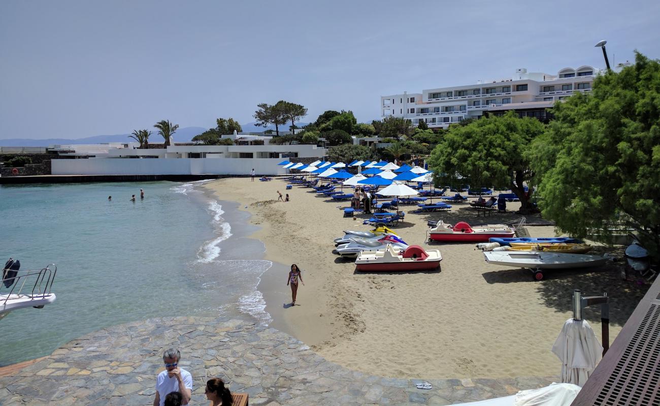 Фото Elounda Beach с золотистый песок поверхностью