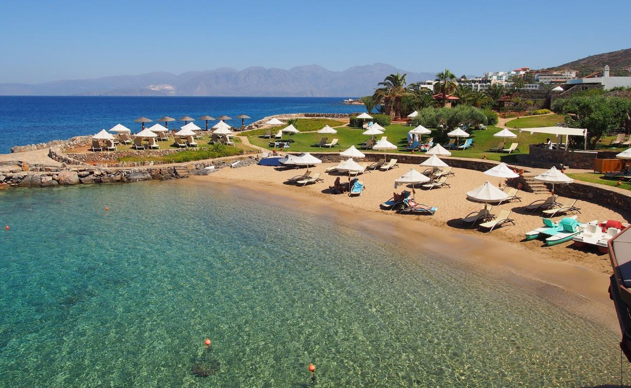 Фото Elounda Beach II с темный чистый песок поверхностью