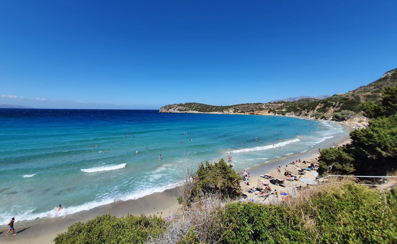 Фото Voulismatos beach с темный чистый песок поверхностью