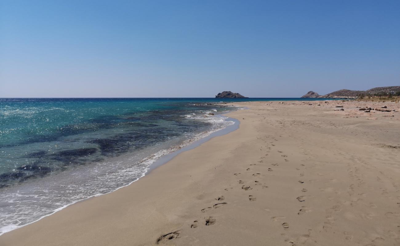 Фото Alatsolimni beach с светлый песок поверхностью