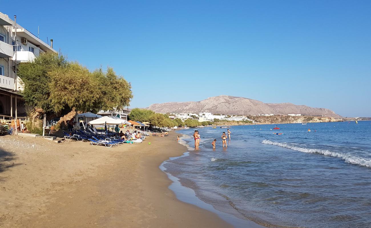 Фото Makry-Gialos beach с светлый песок поверхностью