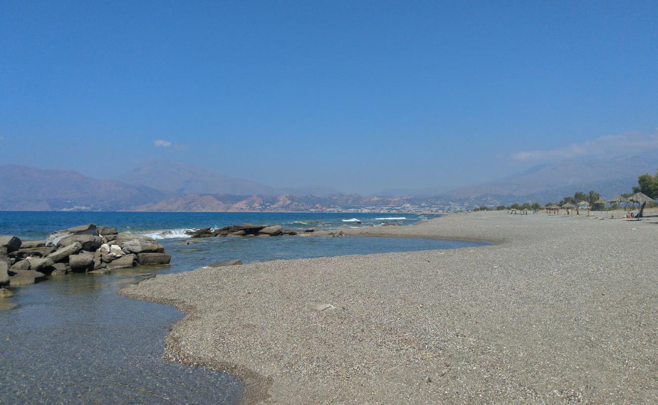 Фото Afrathias beach с серая чистая галька поверхностью