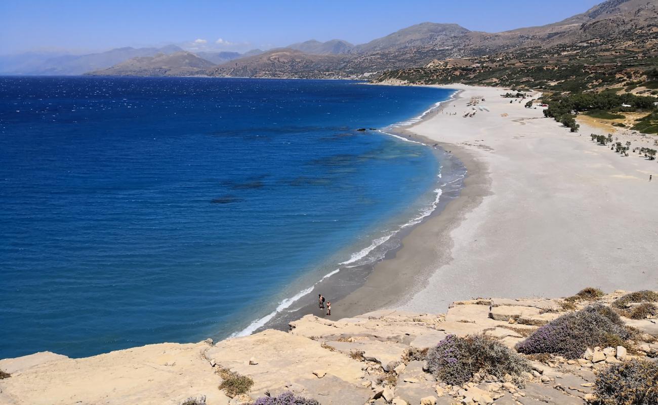 Фото Triopetra beach с серая чистая галька поверхностью