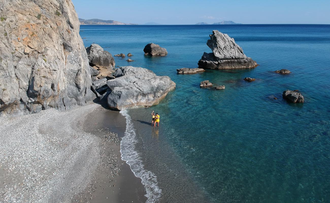 Фото Vasilis Rock beach с песок с камнями поверхностью