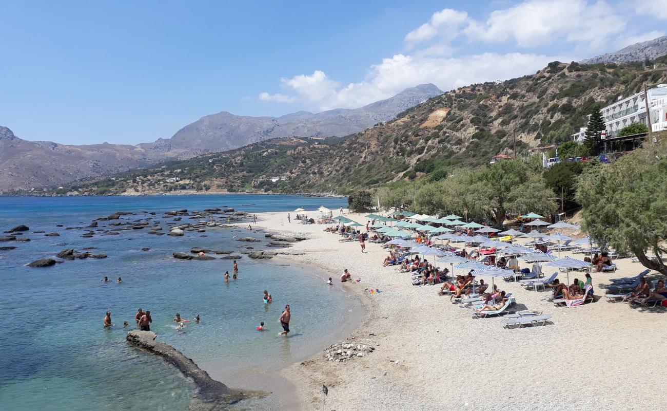 Фото Skinos beach с белая чистая галька поверхностью