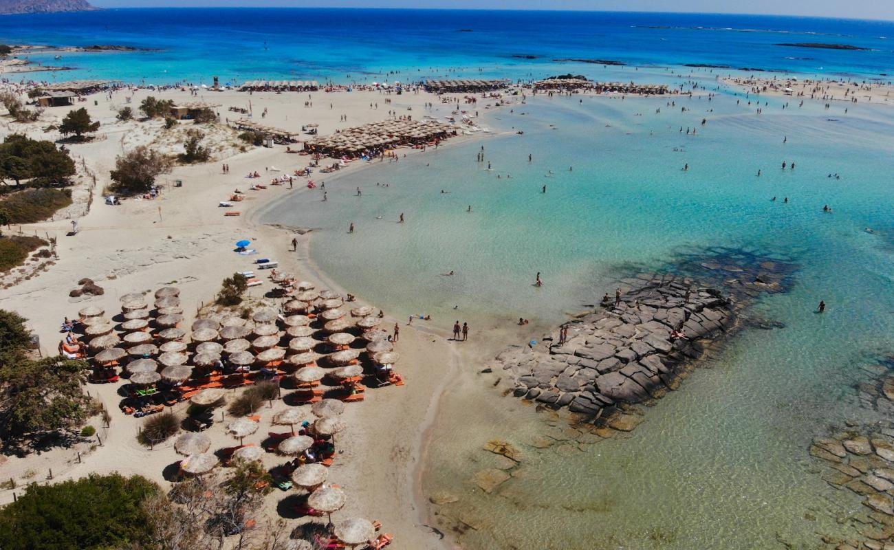 Фото Elafonissi Beach с серый чистый песок поверхностью