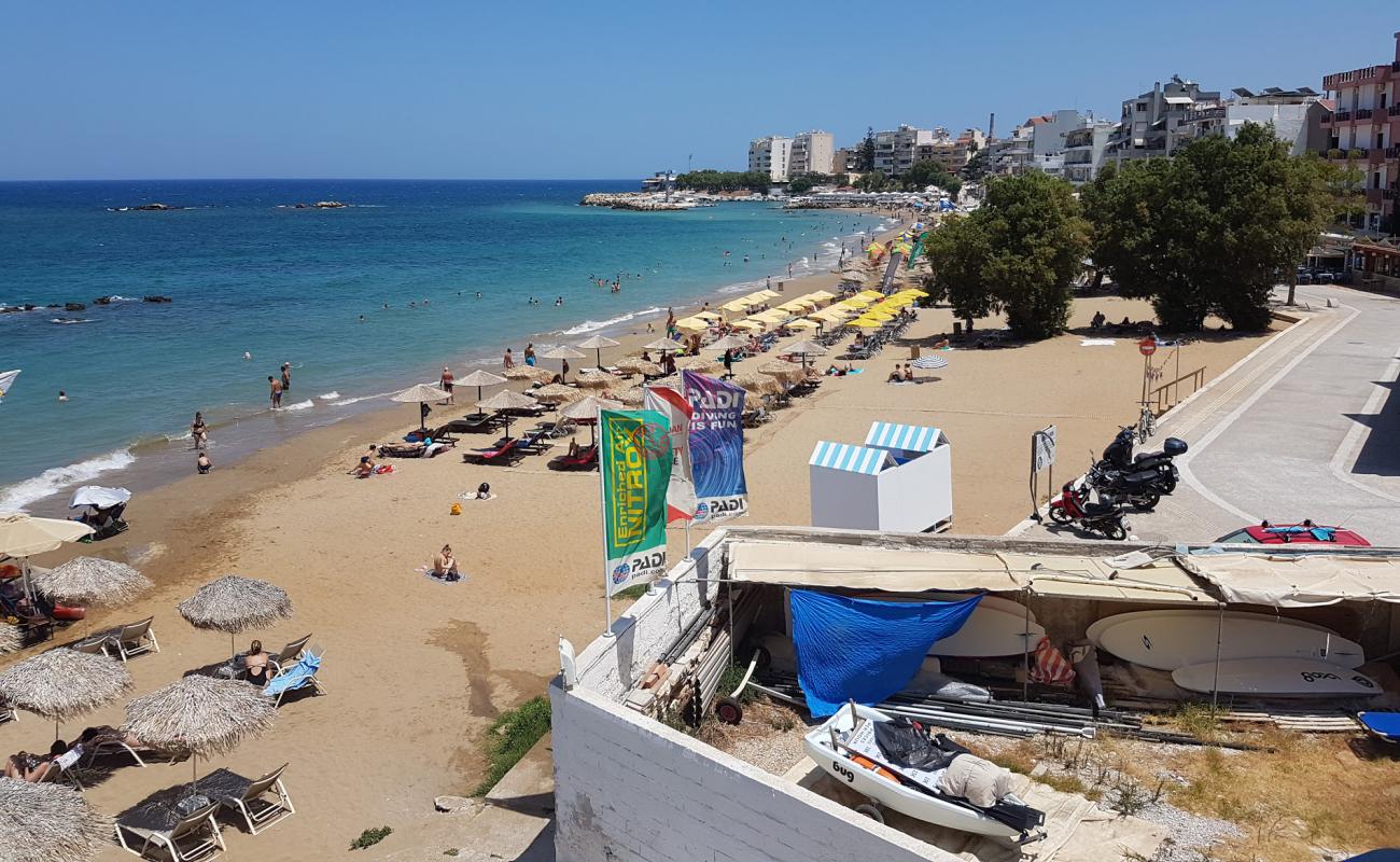 Фото Nea Chora Beach с светлый песок поверхностью