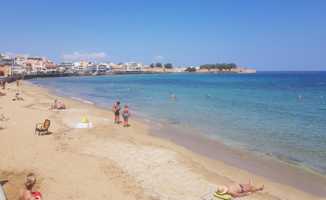 Фото Koum Kapi Beach с светлый песок поверхностью