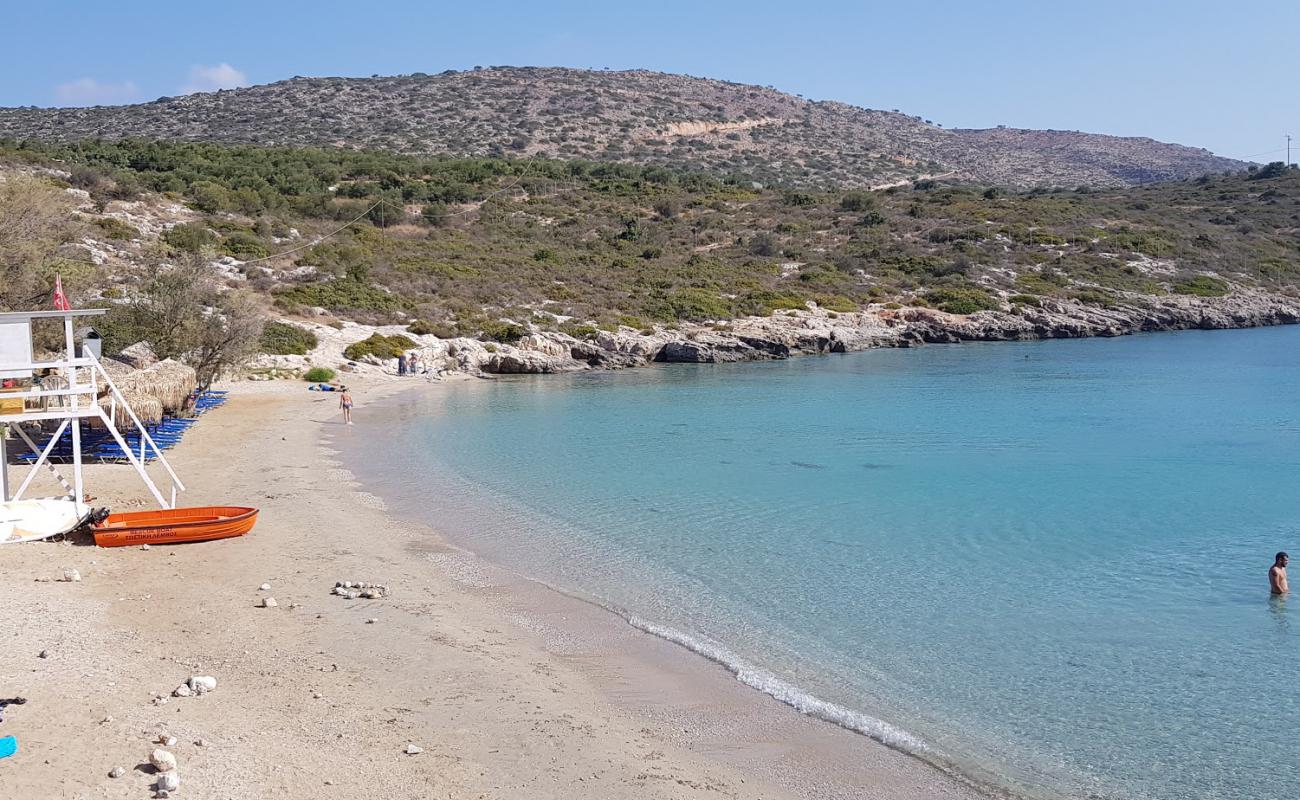 Фото Loutraki Beach с песок с галькой поверхностью