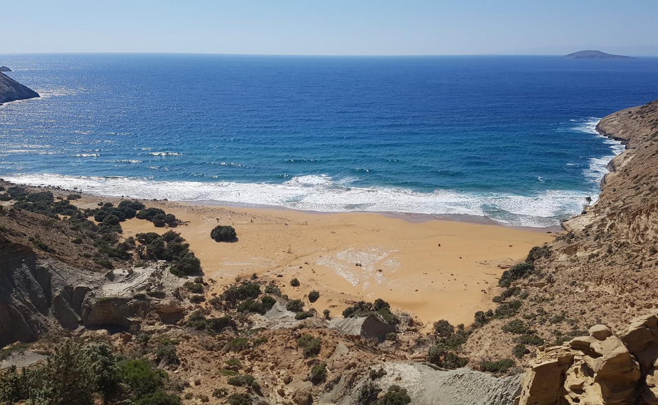 Фото Potamos beach с темный песок поверхностью