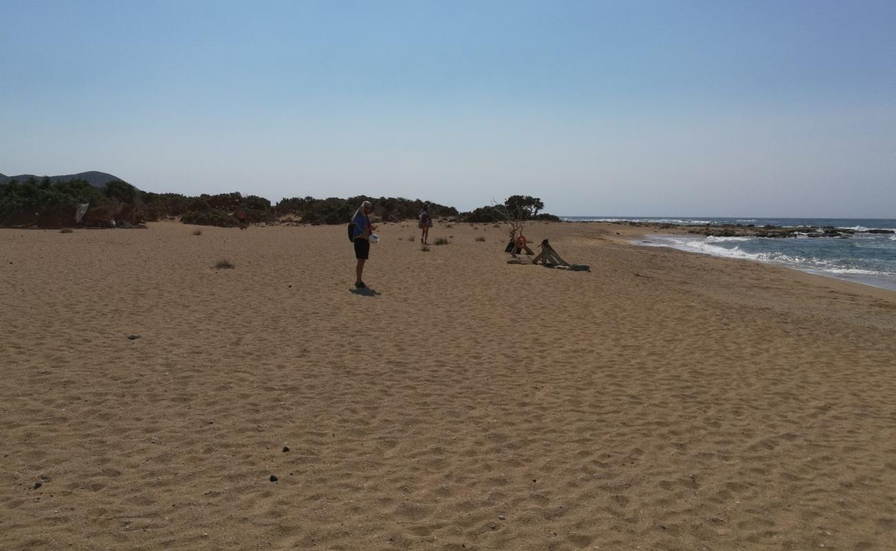 Фото Stavrolimni Beach с светлый песок поверхностью