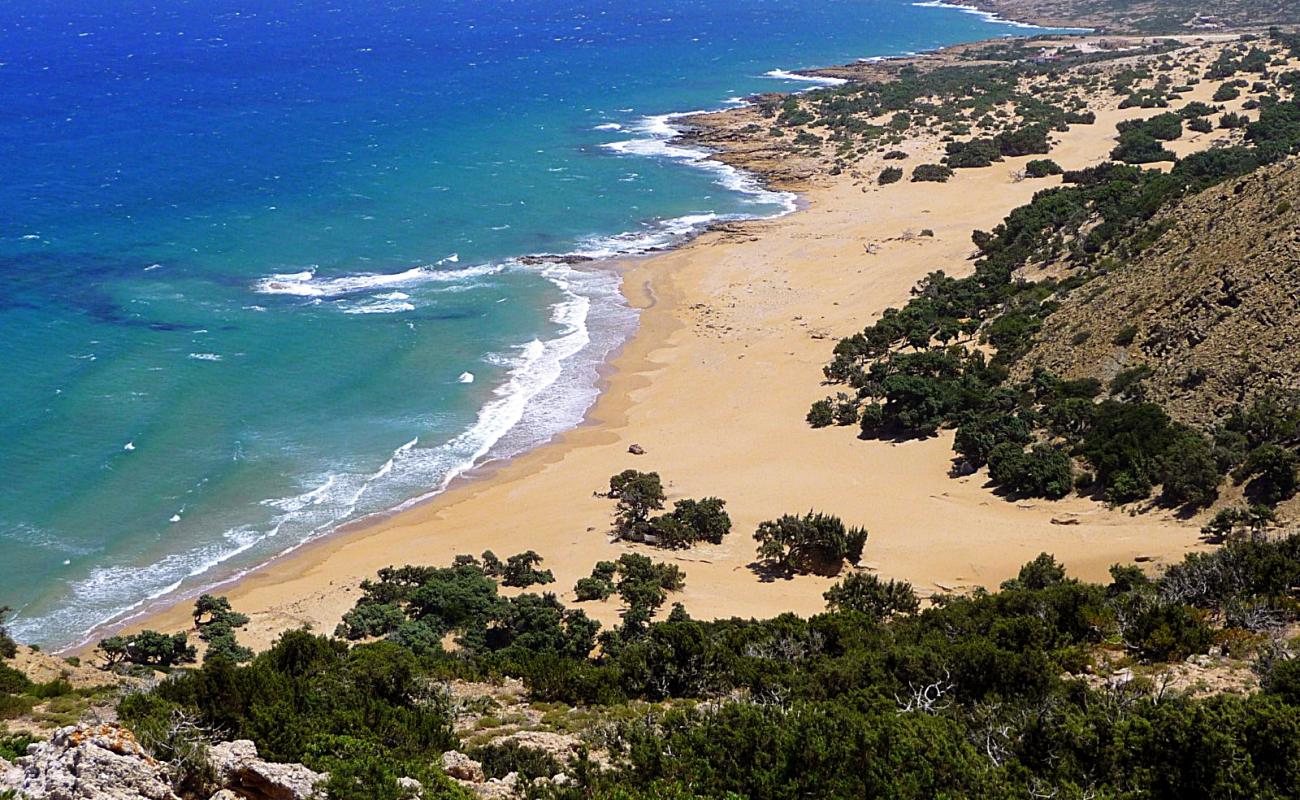 Фото Spiaggia Lavrakas с светлый песок поверхностью