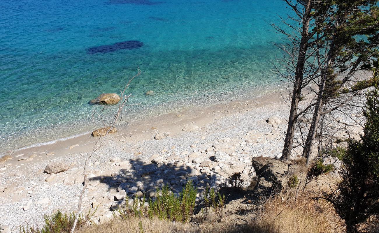 Фото Afales beach с песок с камнями поверхностью