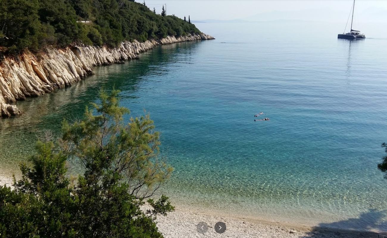 Фото Kourvoulia beach с белая чистая галька поверхностью