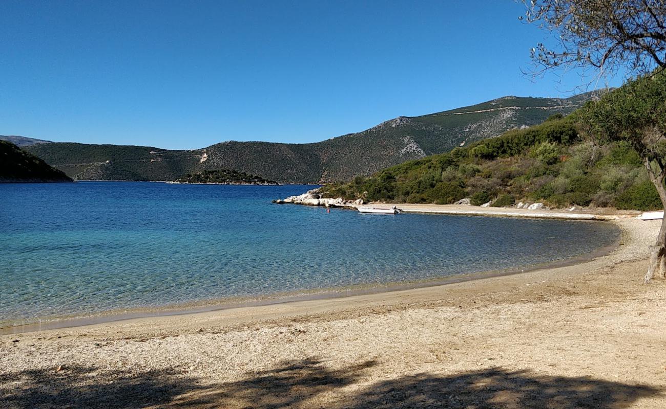 Фото Loutsa beach с песок с галькой поверхностью