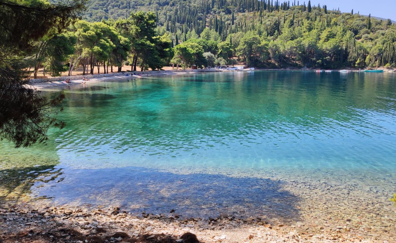 Фото Skinos beach с темная галька поверхностью