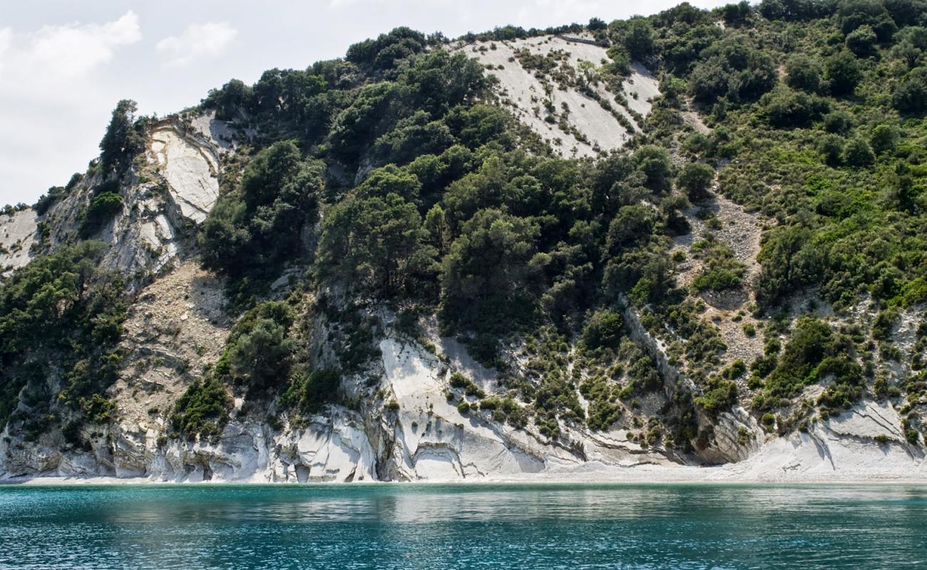 Фото Ithaca beach с светлая галька поверхностью