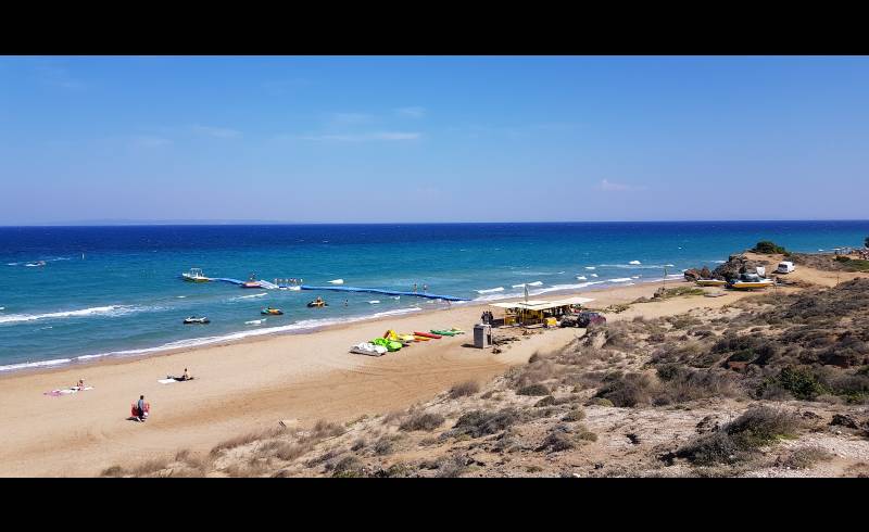 Фото Banana Beach с светлый песок поверхностью