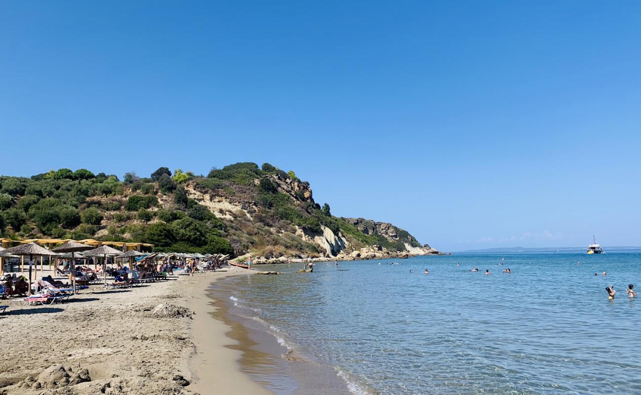 Фото Mavratzi Beach с светлый песок поверхностью