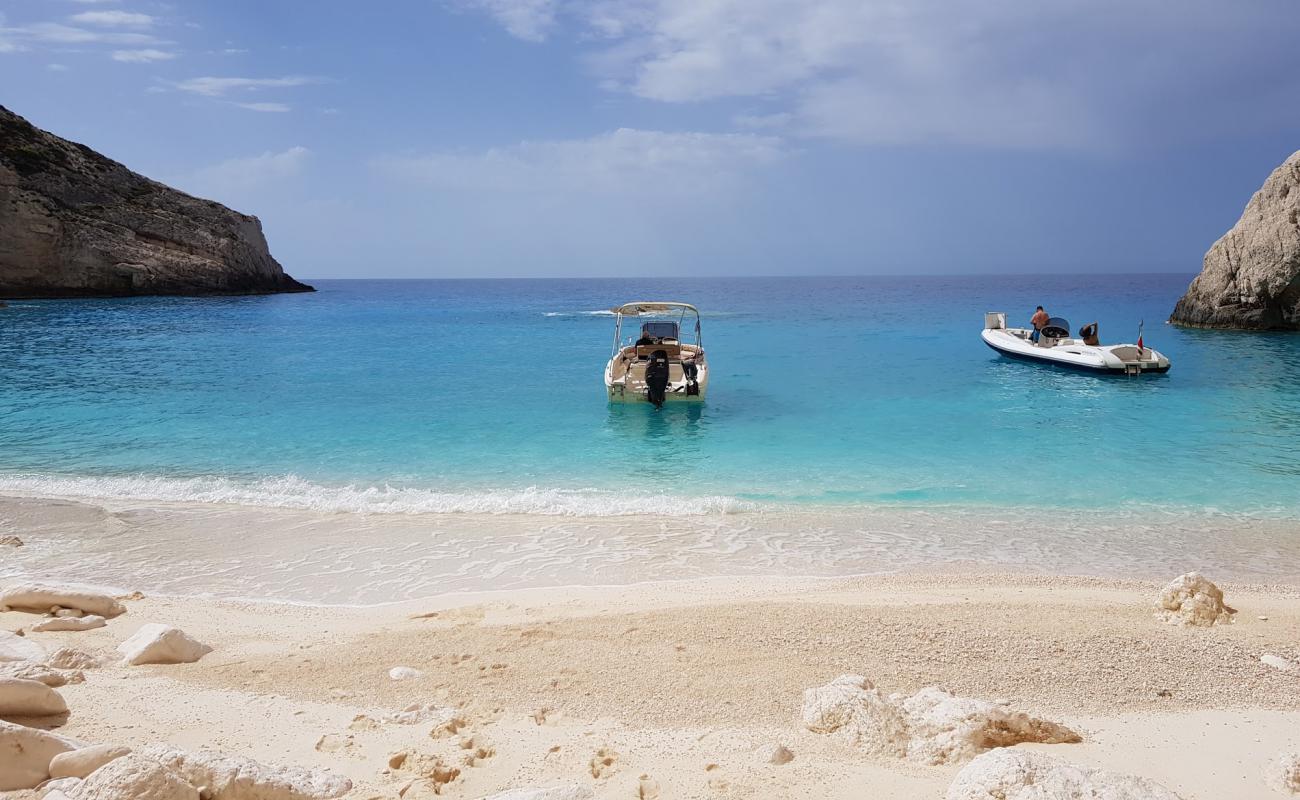 Фото White Beach с белая чистая галька поверхностью