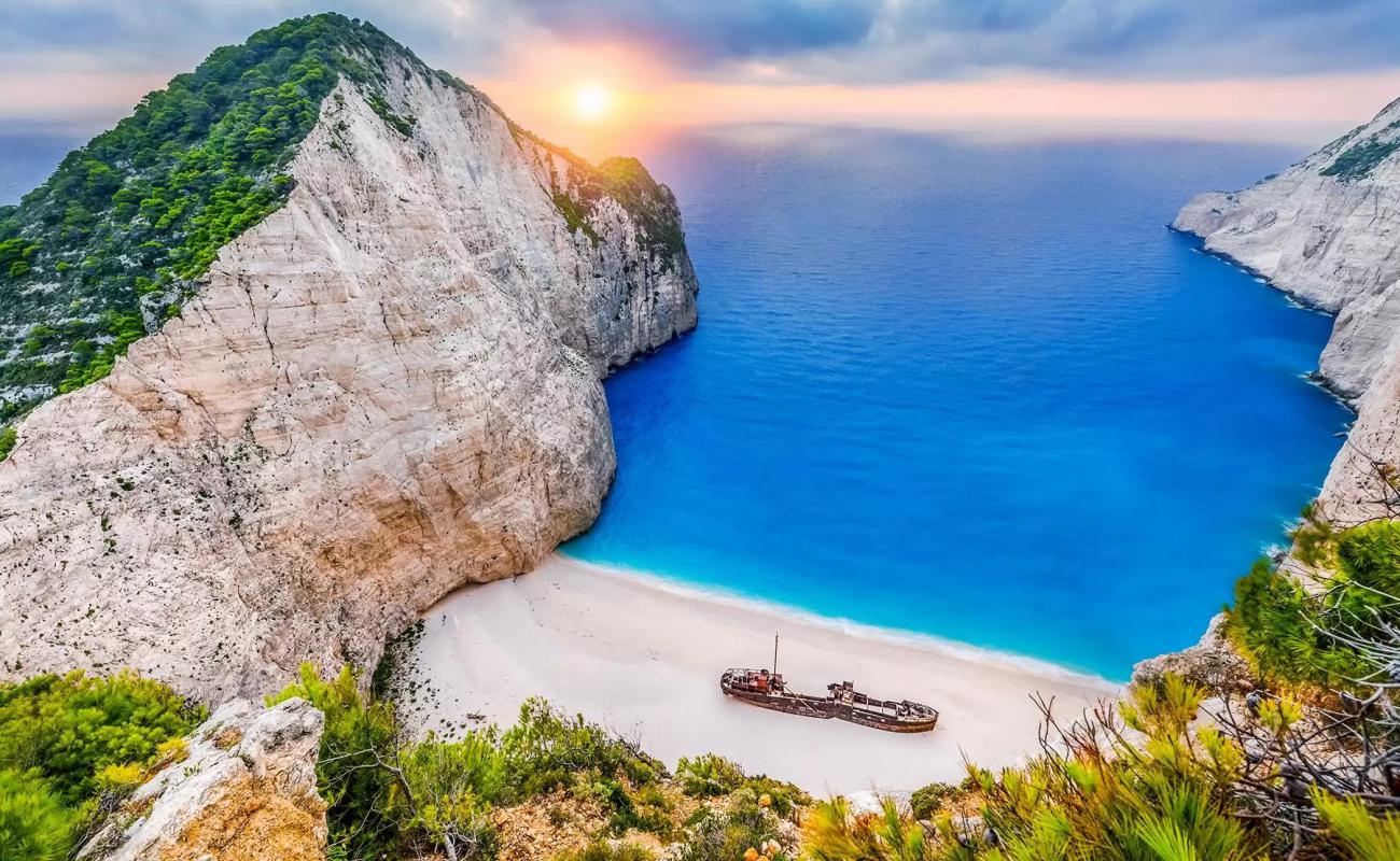 Фото Navagio beach (Shipwreak) с белая чистая галька поверхностью