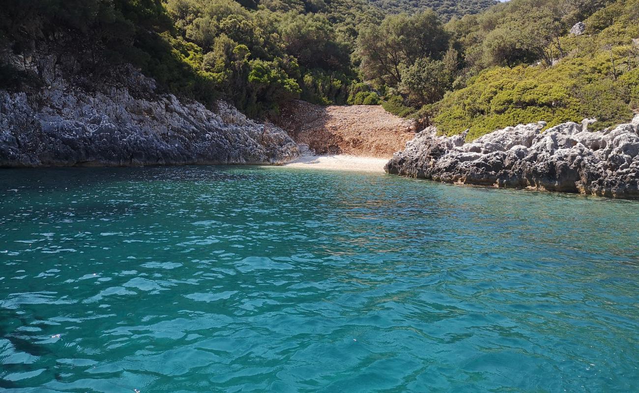 Фото Little beach с белая чистая галька поверхностью