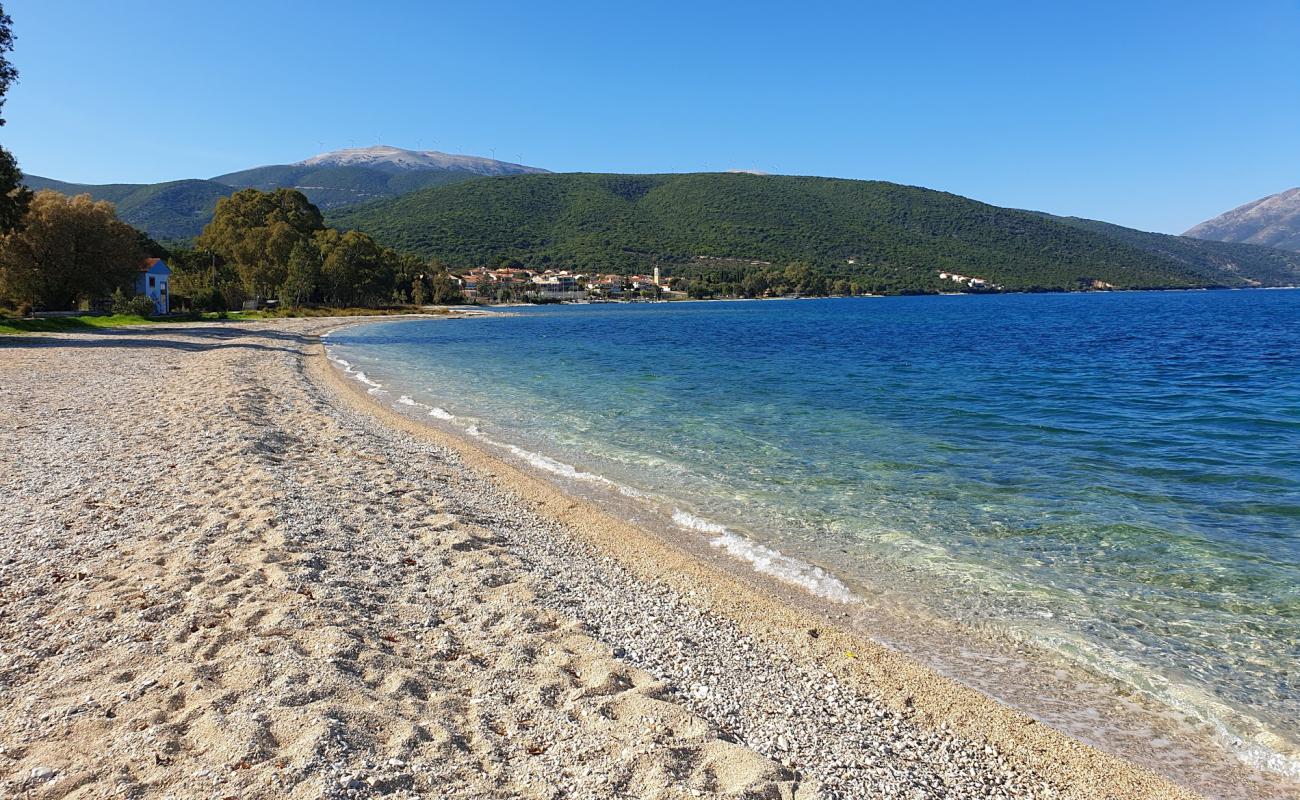 Фото Karavomilos beach с белая чистая галька поверхностью