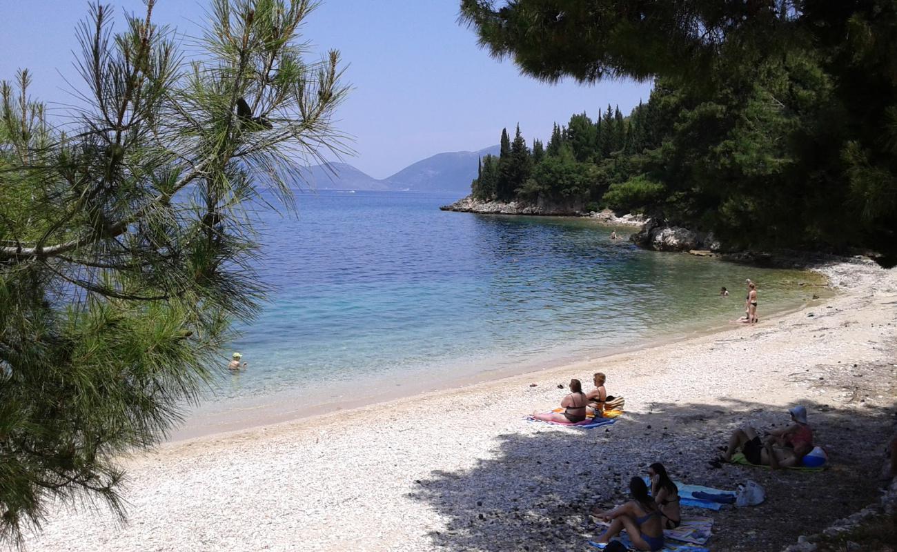 Фото Loutro beach с светлая галька поверхностью