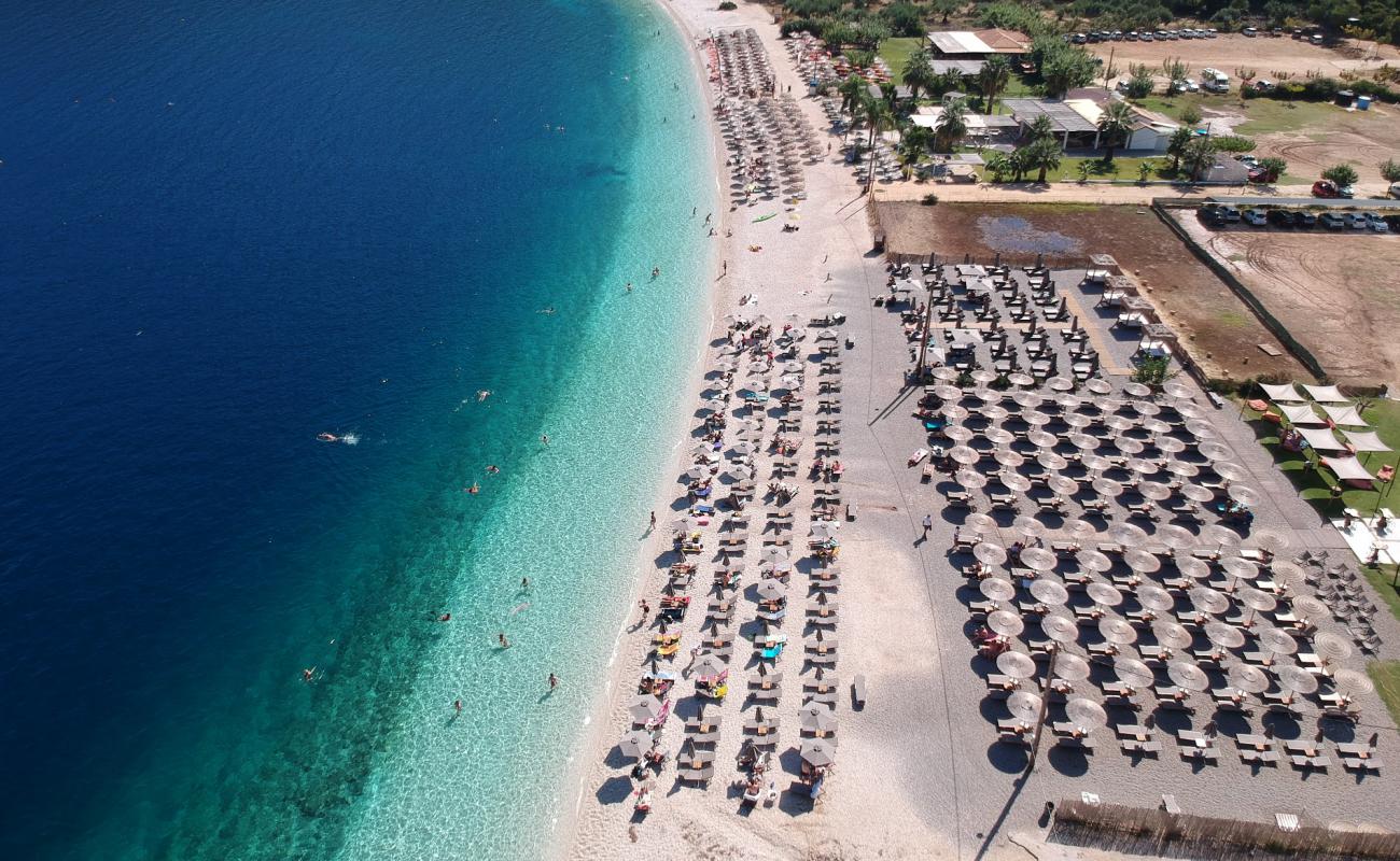 Фото Antisamos beach с белая чистая галька поверхностью