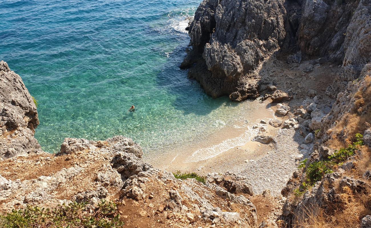 Фото Kako Lagadi beach поддерживаемый скалами