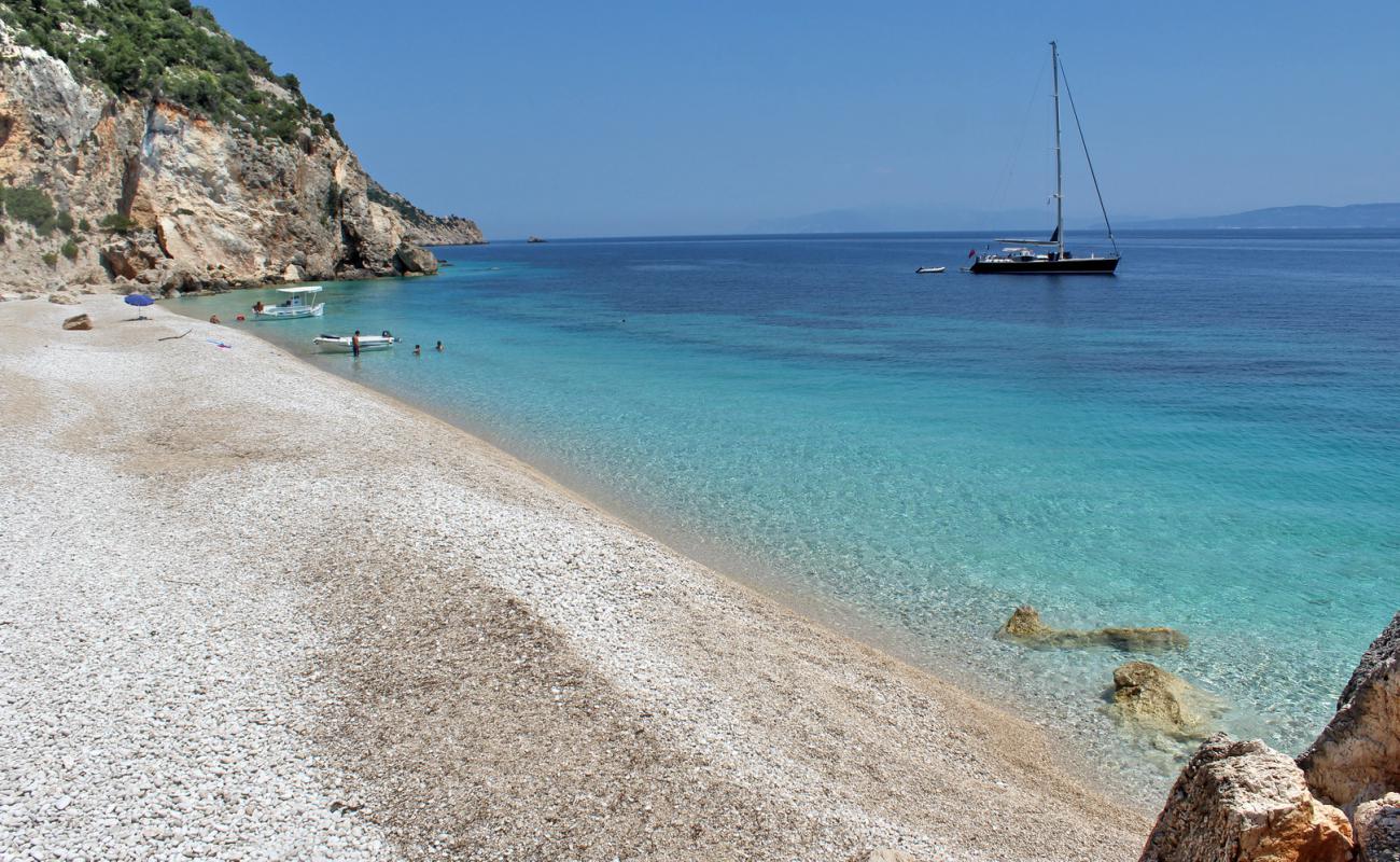 Фото Amidi beach с белая чистая галька поверхностью