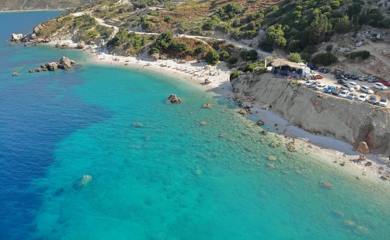 Фото Vouti beach с белая чистая галька поверхностью