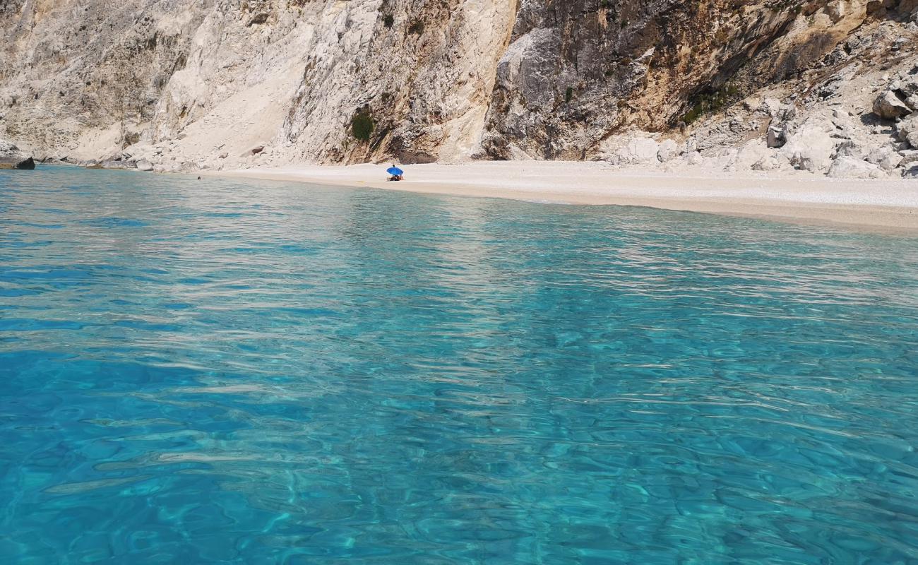 Фото Unnamed beach с белая чистая галька поверхностью